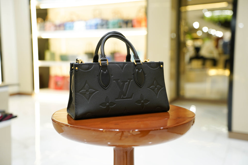 Louis Vuitton | Capucines – Leather – Black – Gold Hardware