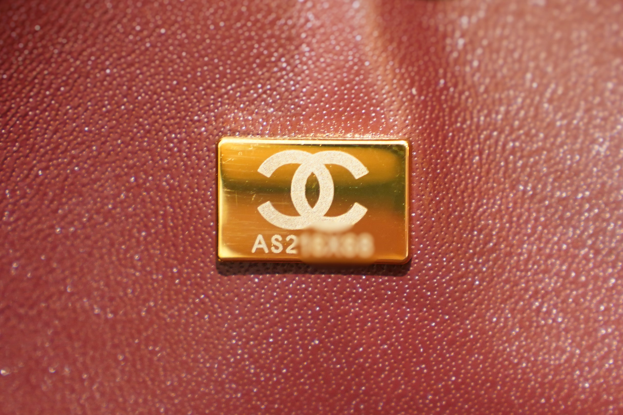 Chanel | Klassische Umhängetasche – Mittel – Leder – Burgunderrot – Goldene Beschläge