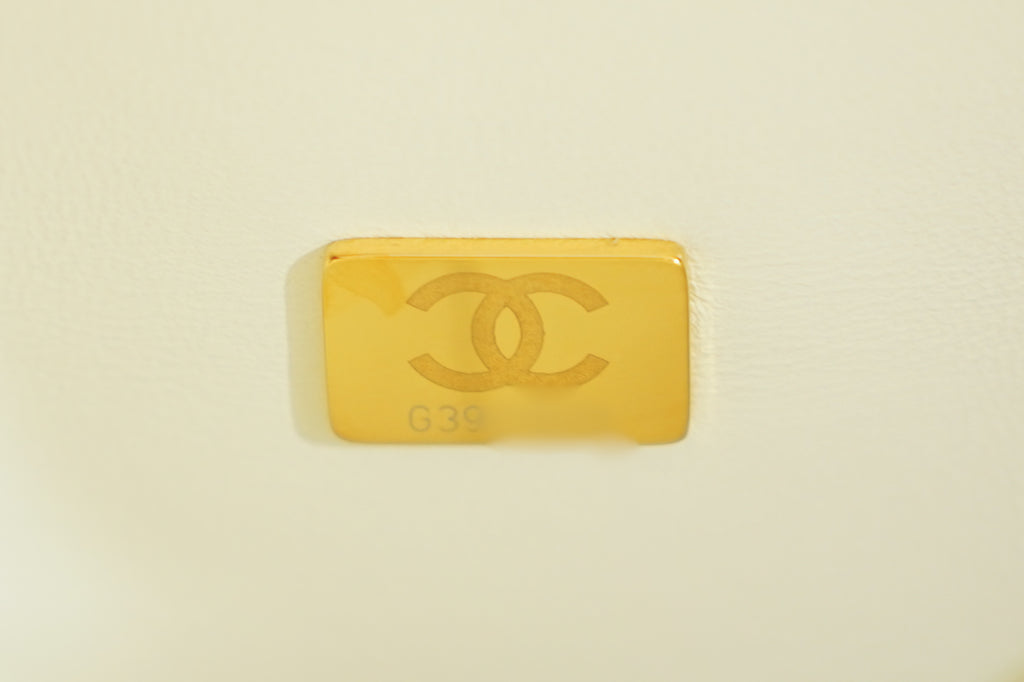 CChanel | Classic Flap Bag – Medium – Leather – White – Gold Hardware