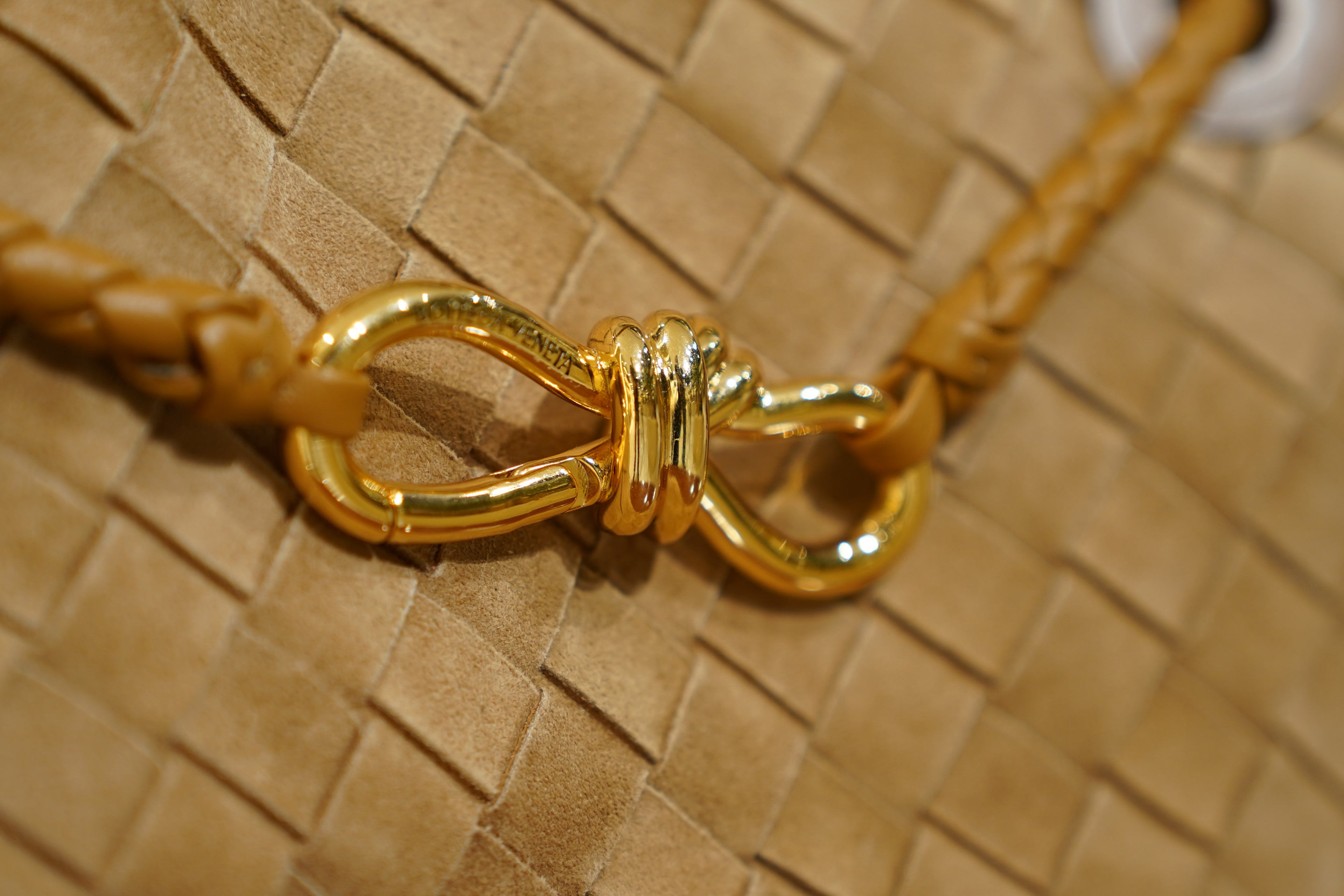 Bottega Veneta | Andiamo – Intrecciato – Beige – Gold Hardware
