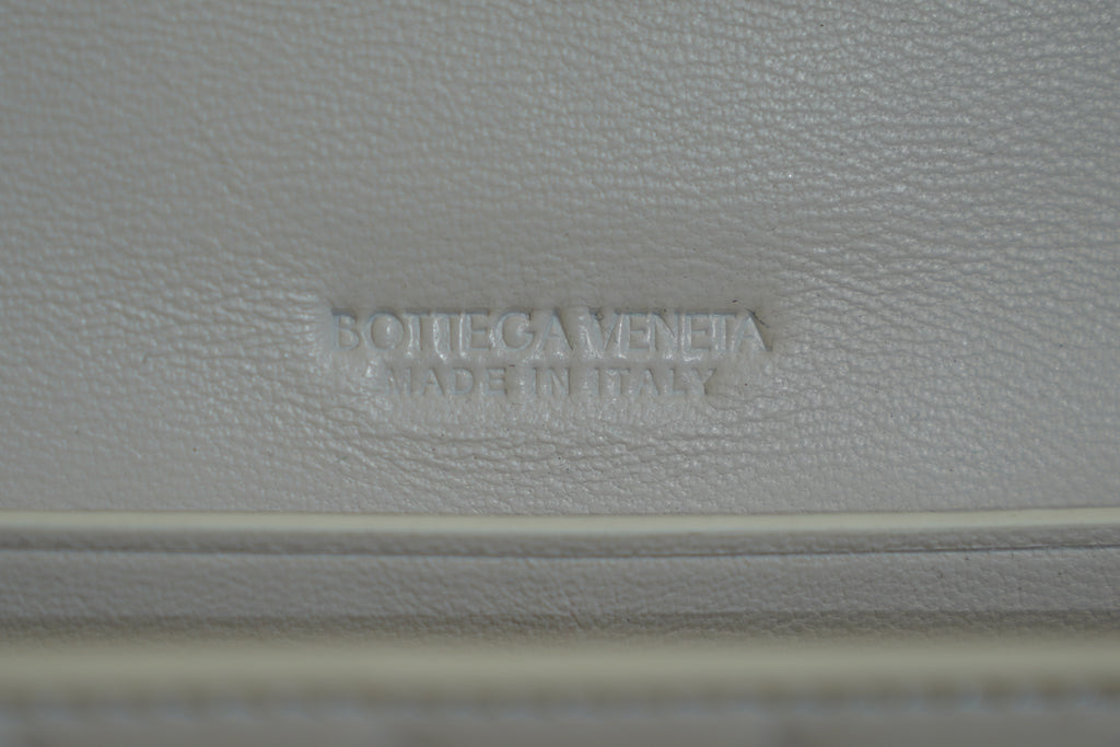 Bottega Veneta | Andiamo Clutch Long – Intrecciato – White – Gold Hardware