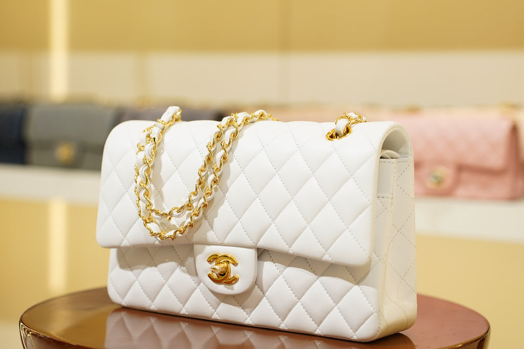 Chanel | Sac Classic Flap – Moyen – Cuir d'agneau – Blanc – Quincaillerie dorée