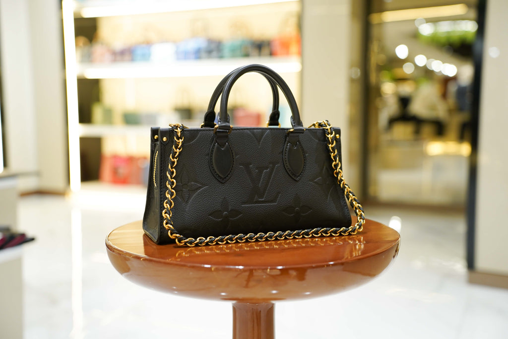 Louis Vuitton | Capucines – Leather – Black – Gold Hardware