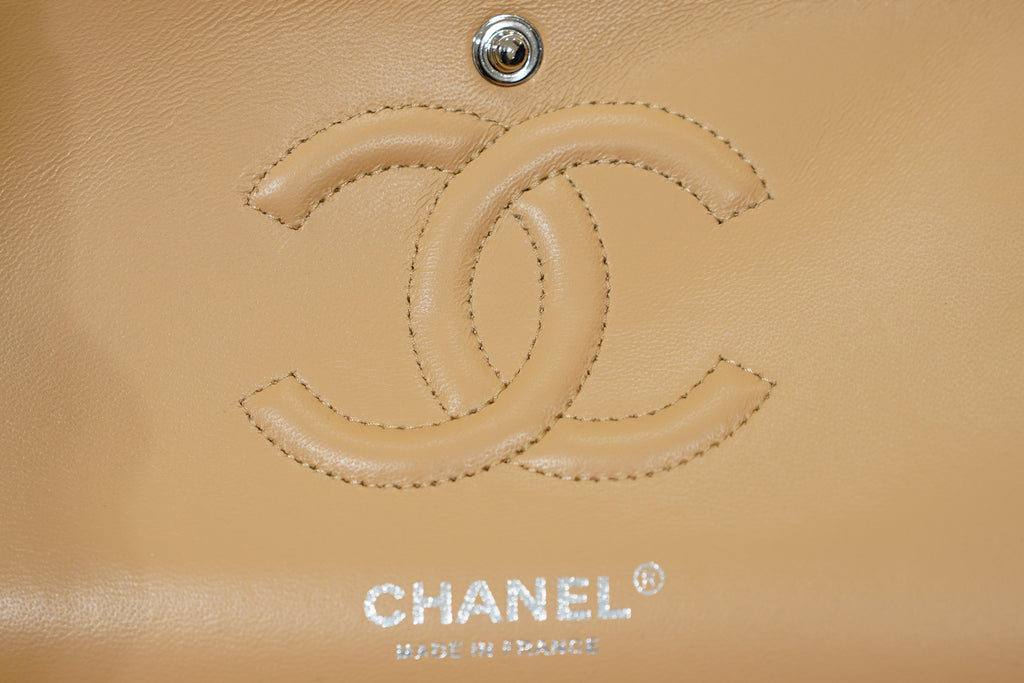 Chanel | Sac Classic Flap – Moyen – Cuir – Beige – Quincaillerie Argentée