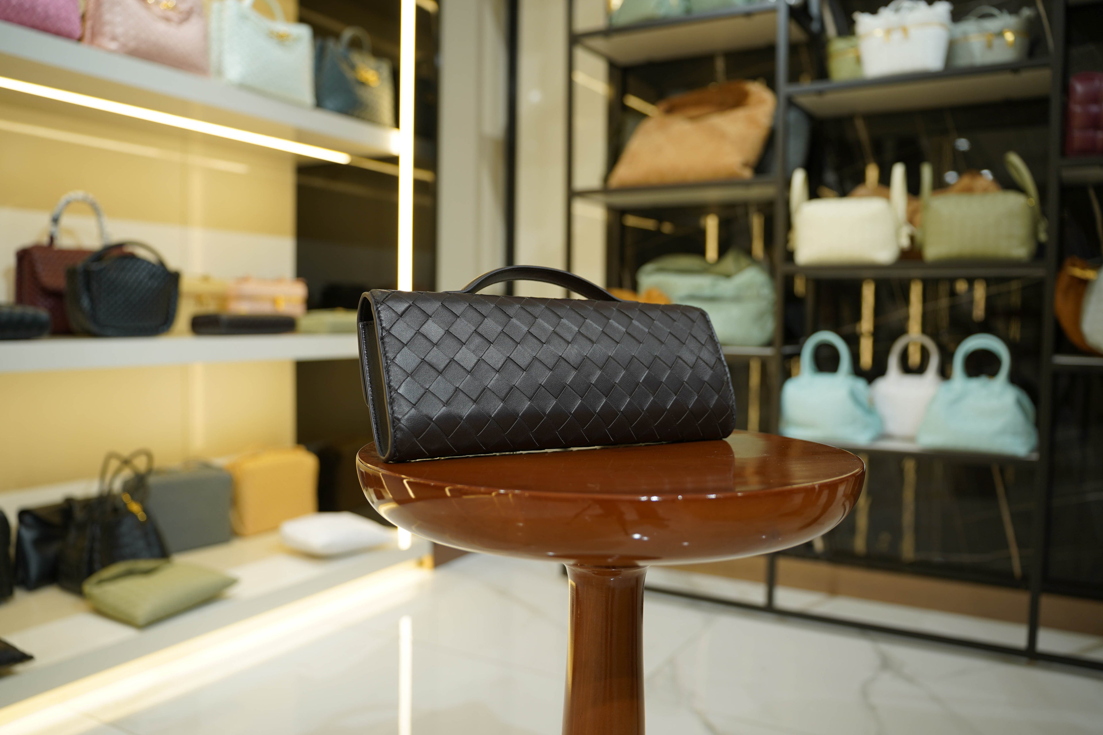 Bottega Veneta | Andiamo Clutch Long – Leather – Black – Gold Hardware