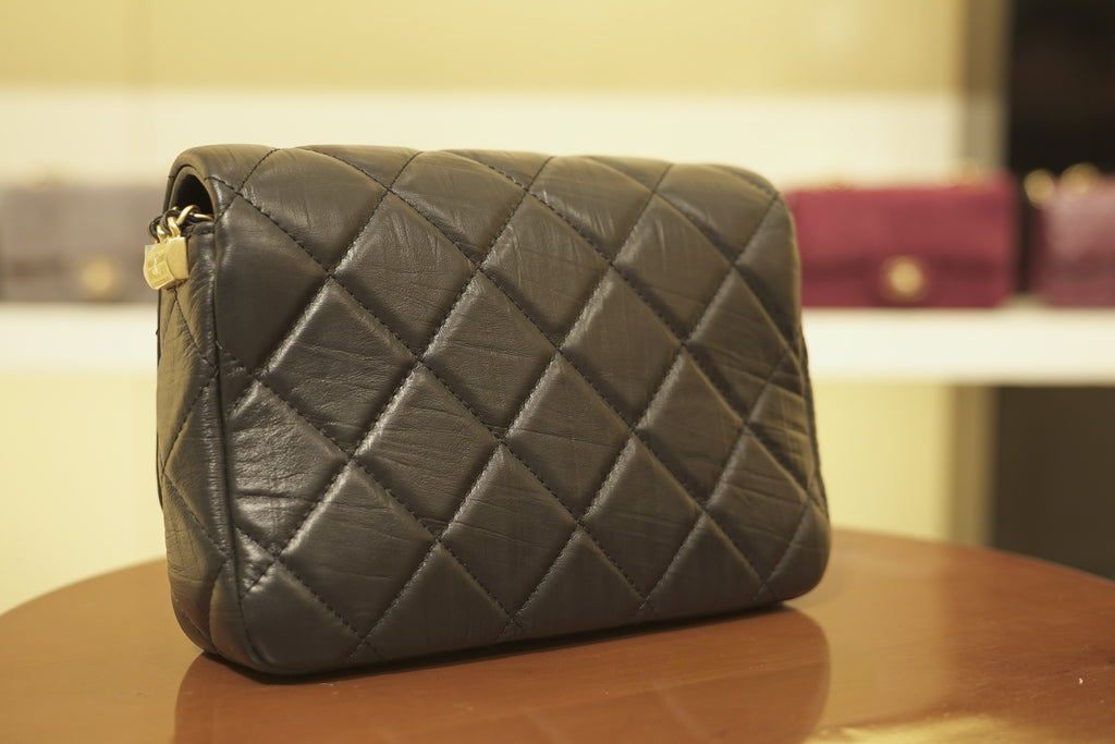 Chanel | Chanel 19 – Lambskin – Black – Gold Hardware