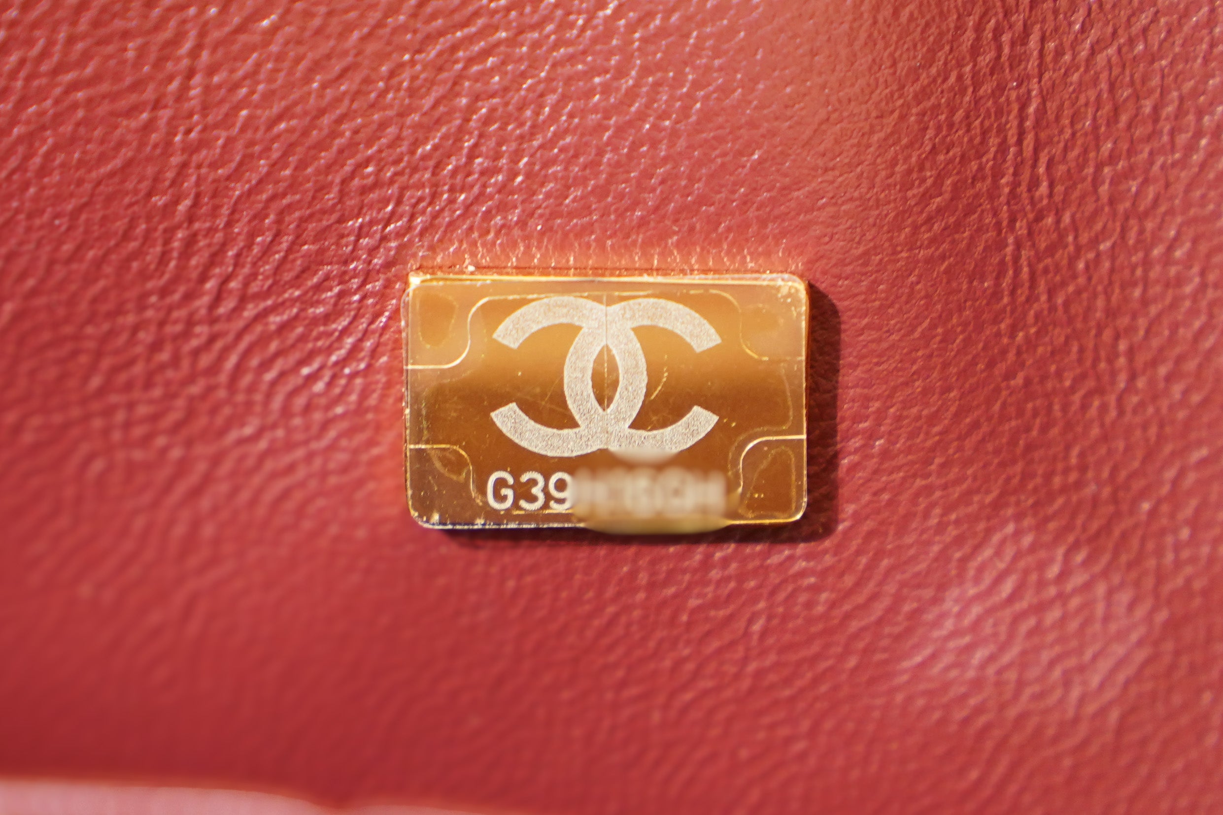 Chanel | Klassische Umhängetasche – Mittel – Leder – Burgunderrot – Goldene Beschläge