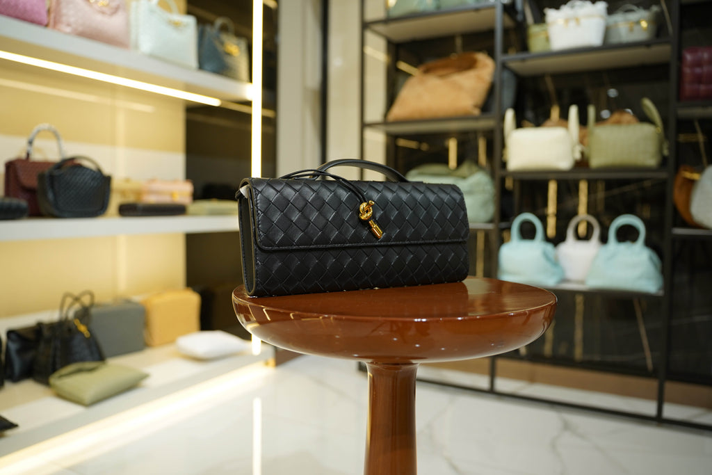 Bottega Veneta | Andiamo Clutch Long – Leather – Black – Gold Hardware