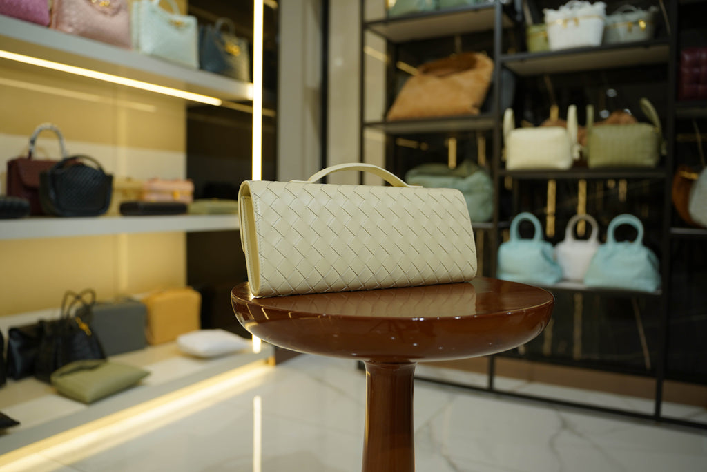 Bottega Veneta | Andiamo Clutch Long – Intrecciato – Cream – Gold Hardware