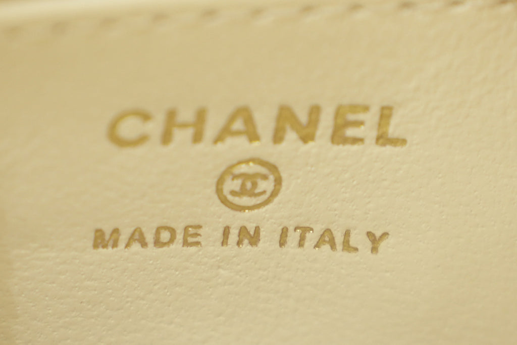 Chanel | Hobo Bag – Lambskin – White – Gold Hardware