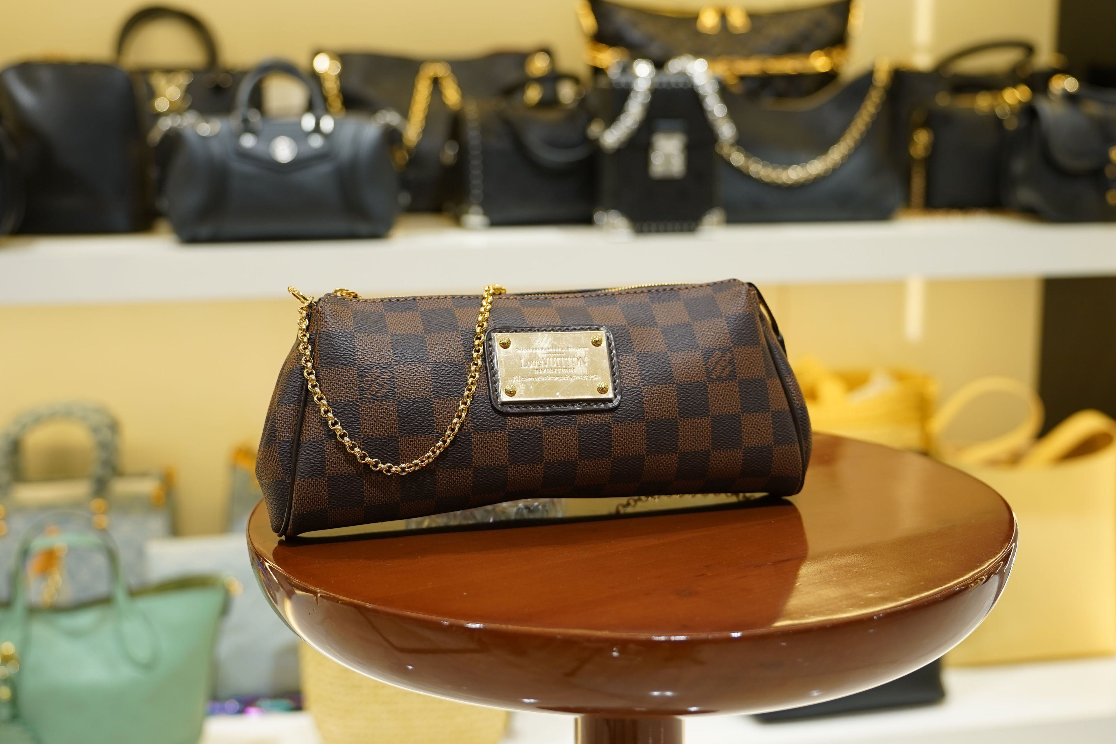 Louis Vuitton | Pochette Metis – Canvas – Damier Ebene – Gold Hardware