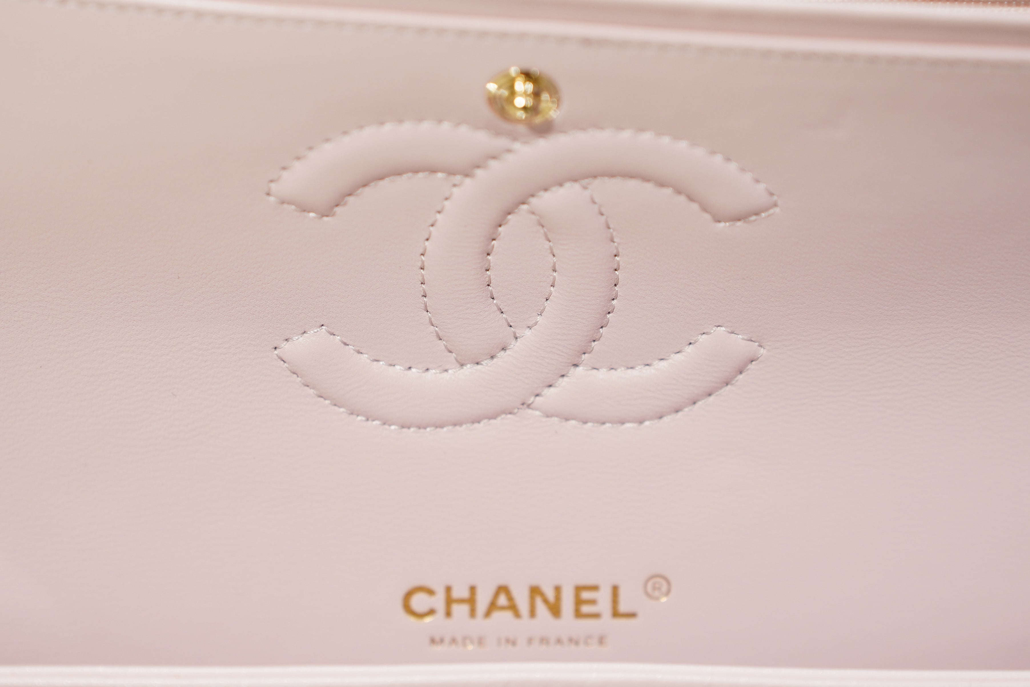Chanel | Classic Flap Bag – Medium – Lambskin – Light Purple – Gold Hardware