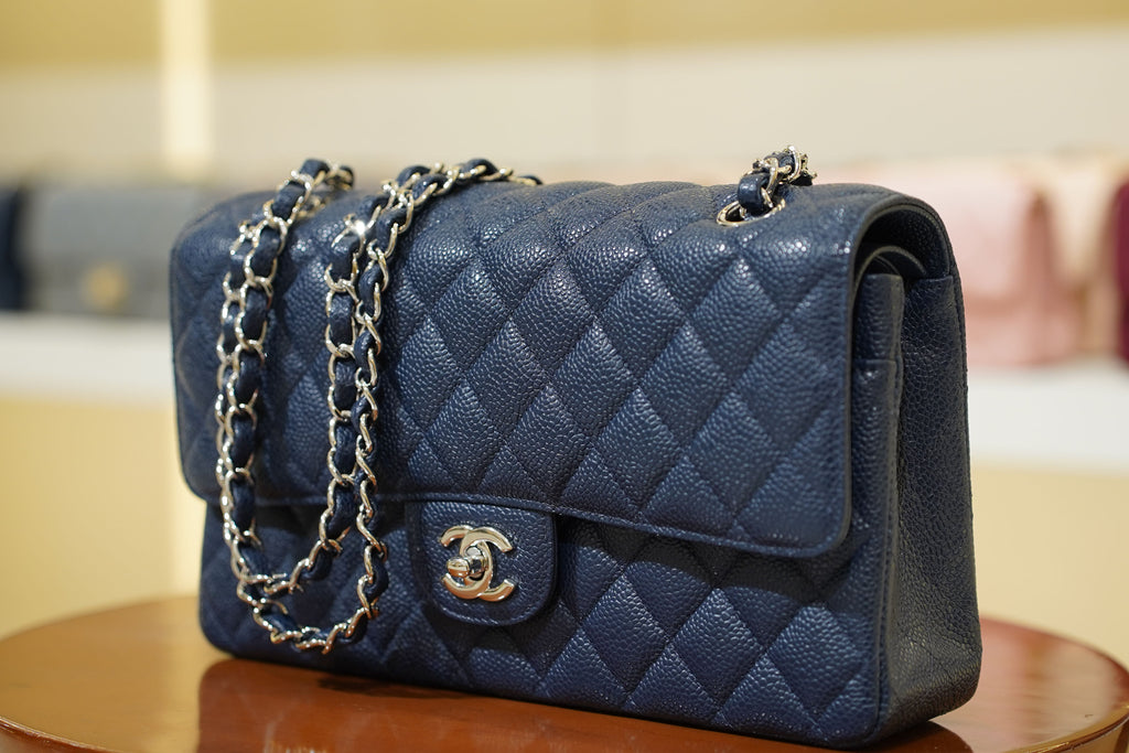 Chanel | Sac Classic Flap – Moyen – Cuir – Marine – Quincaillerie Argentée