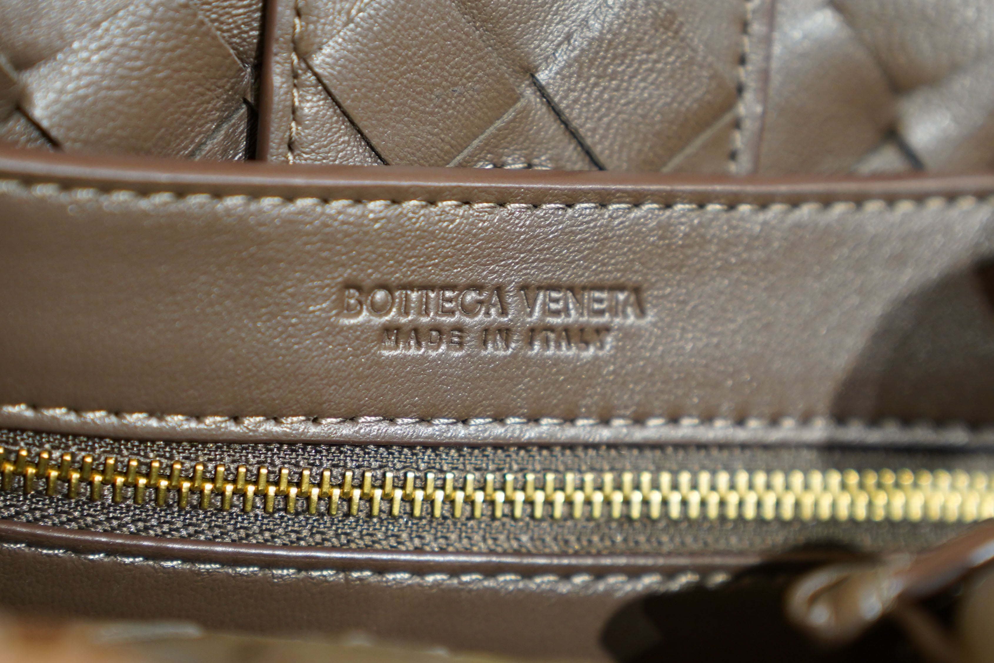 Bottega Veneta | Andiamo – Leather – Beige – Gold Hardware