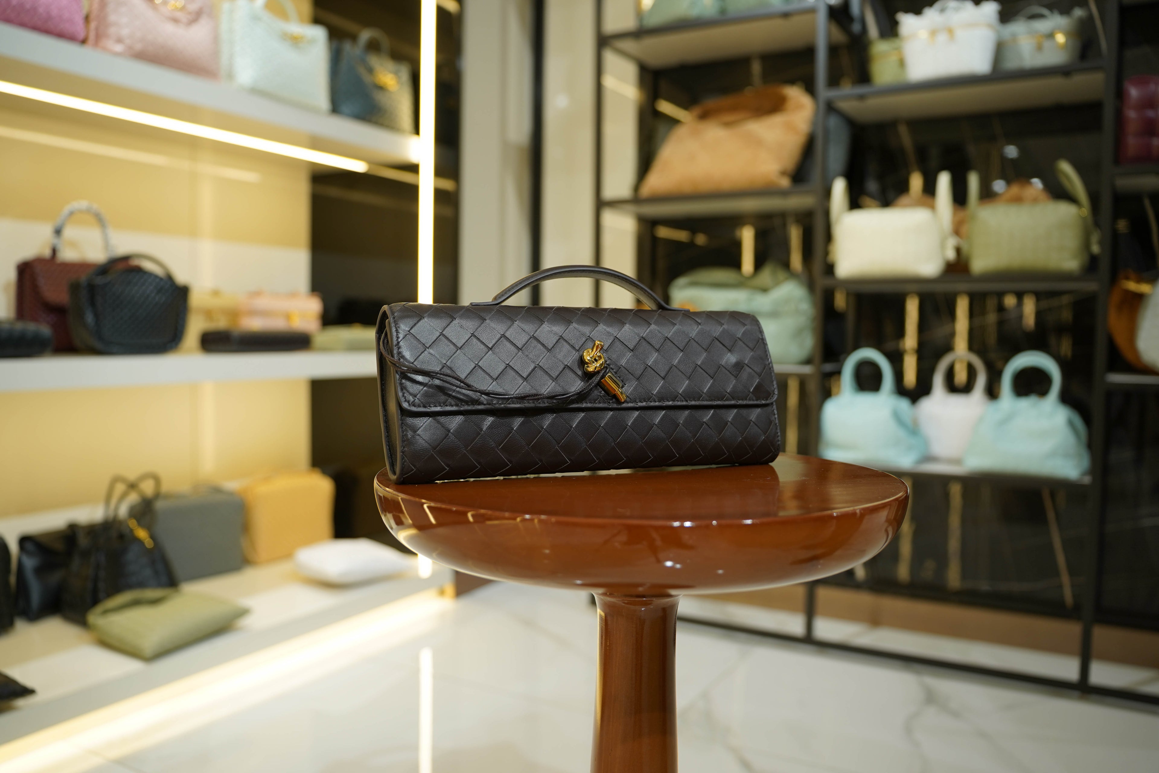 Bottega Veneta | Andiamo Clutch Long – Leather – Black – Gold Hardware