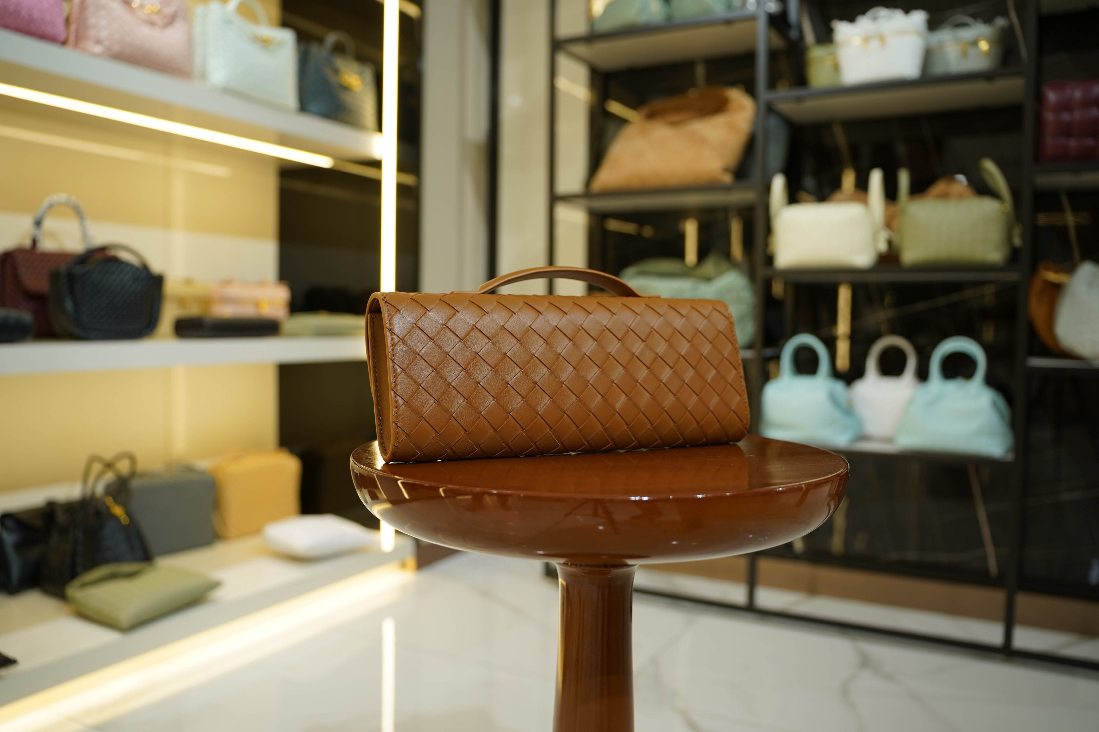 Bottega Veneta | Andiamo Clutch Long – Leather – Caramel – Gold Hardware