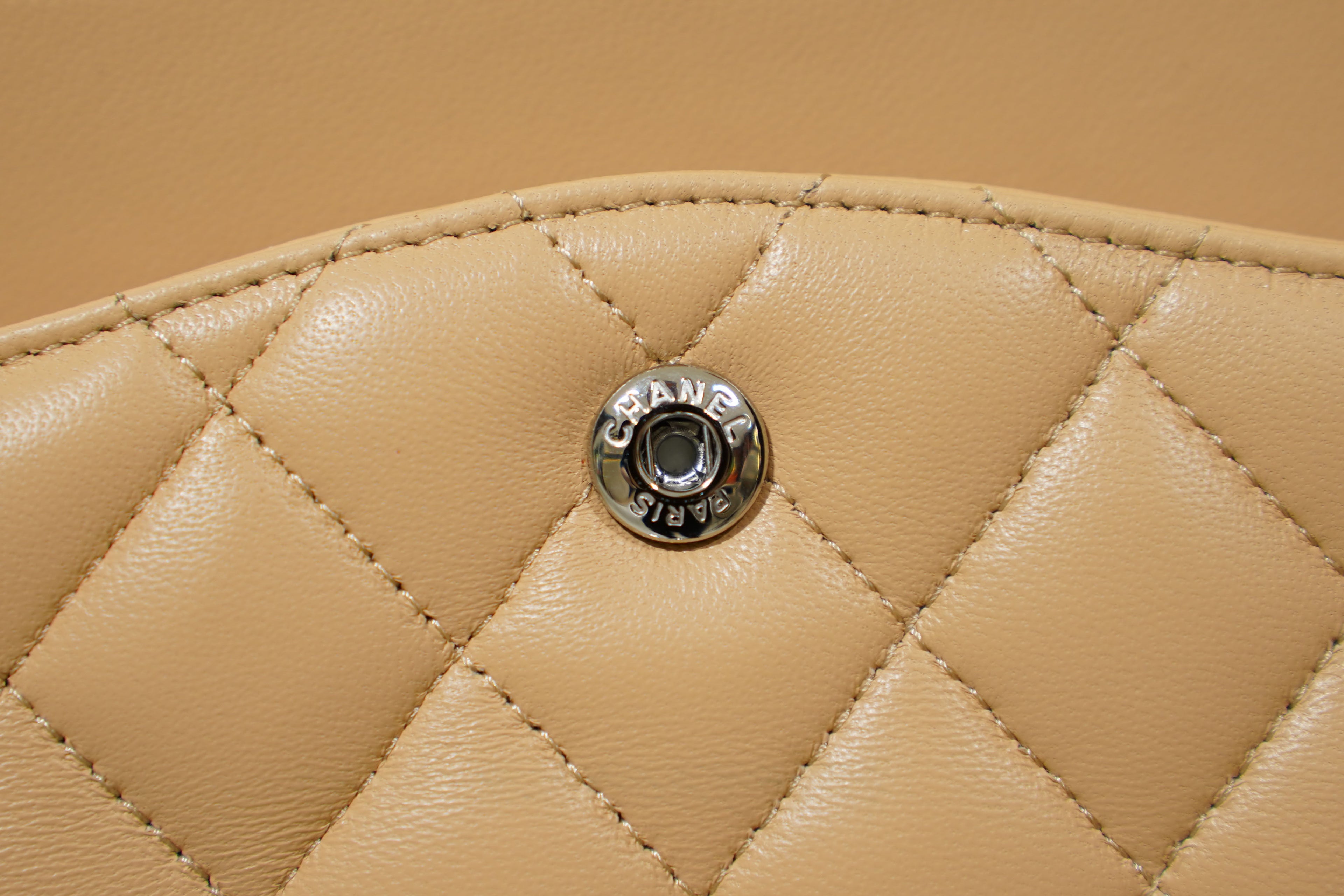 Chanel | Sac Classic Flap – Moyen – Cuir – Beige – Quincaillerie Argentée