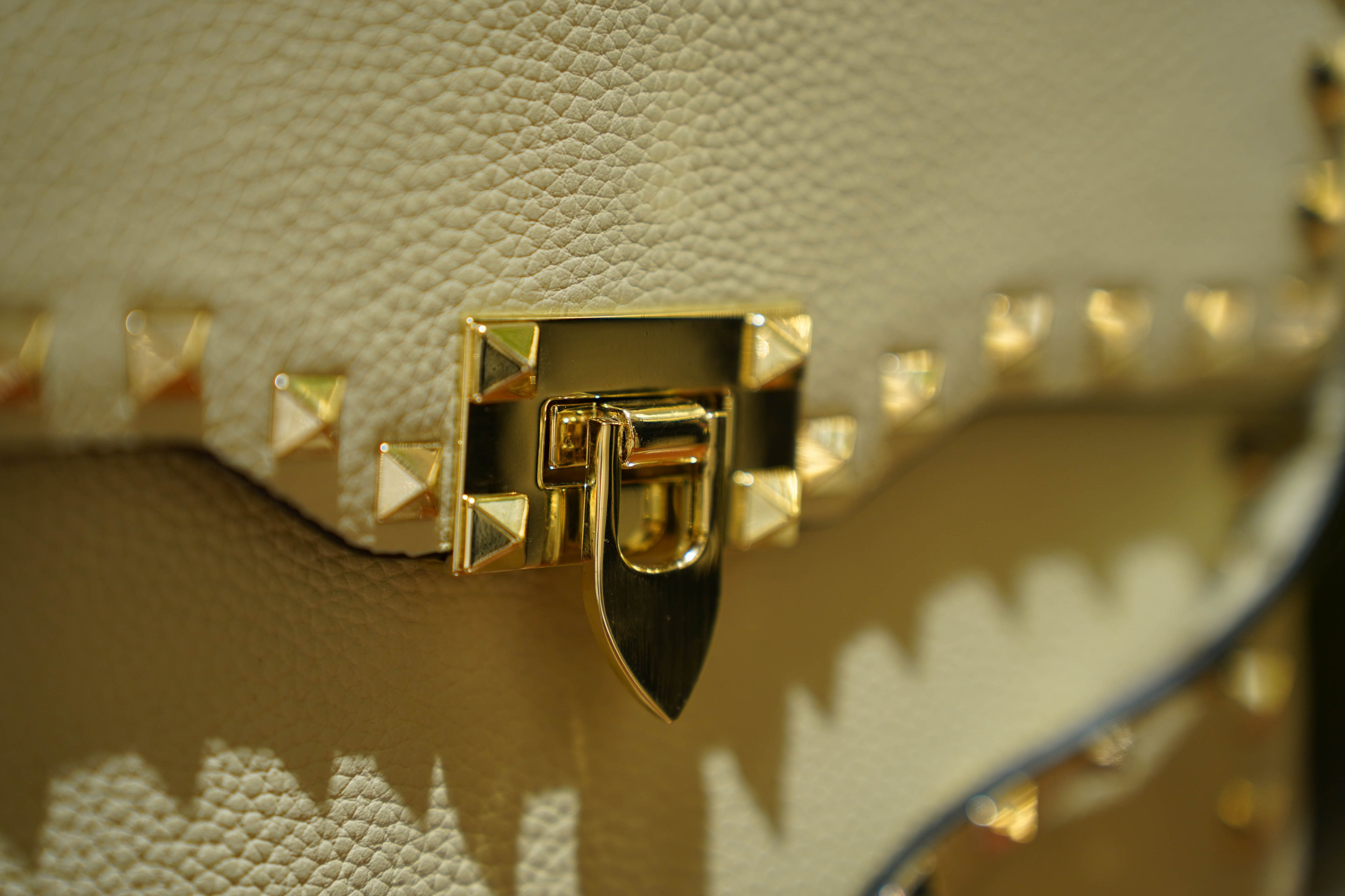 Valentino | Rockstud – Leather – Beige – Gold Hardware