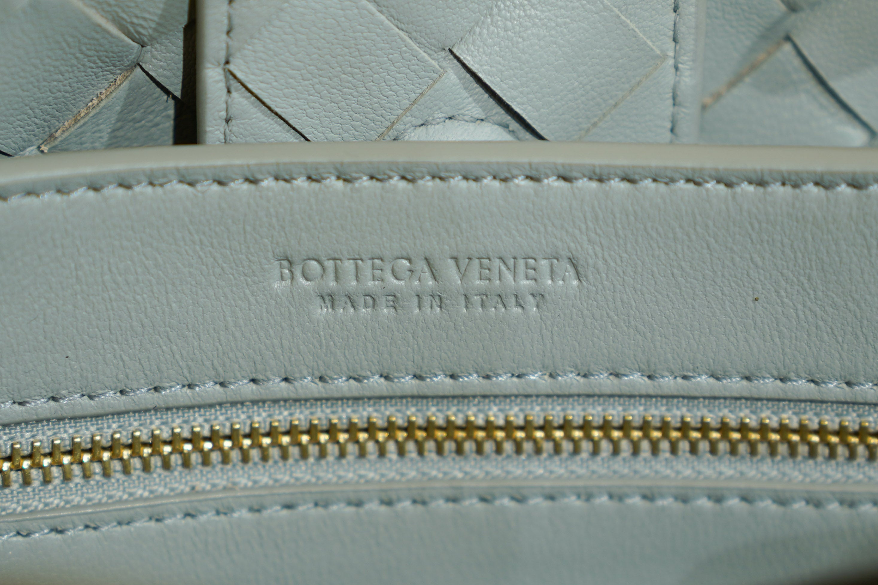 Bottega Veneta | Andiamo – Intrecciato – Beige – Gold Hardware
