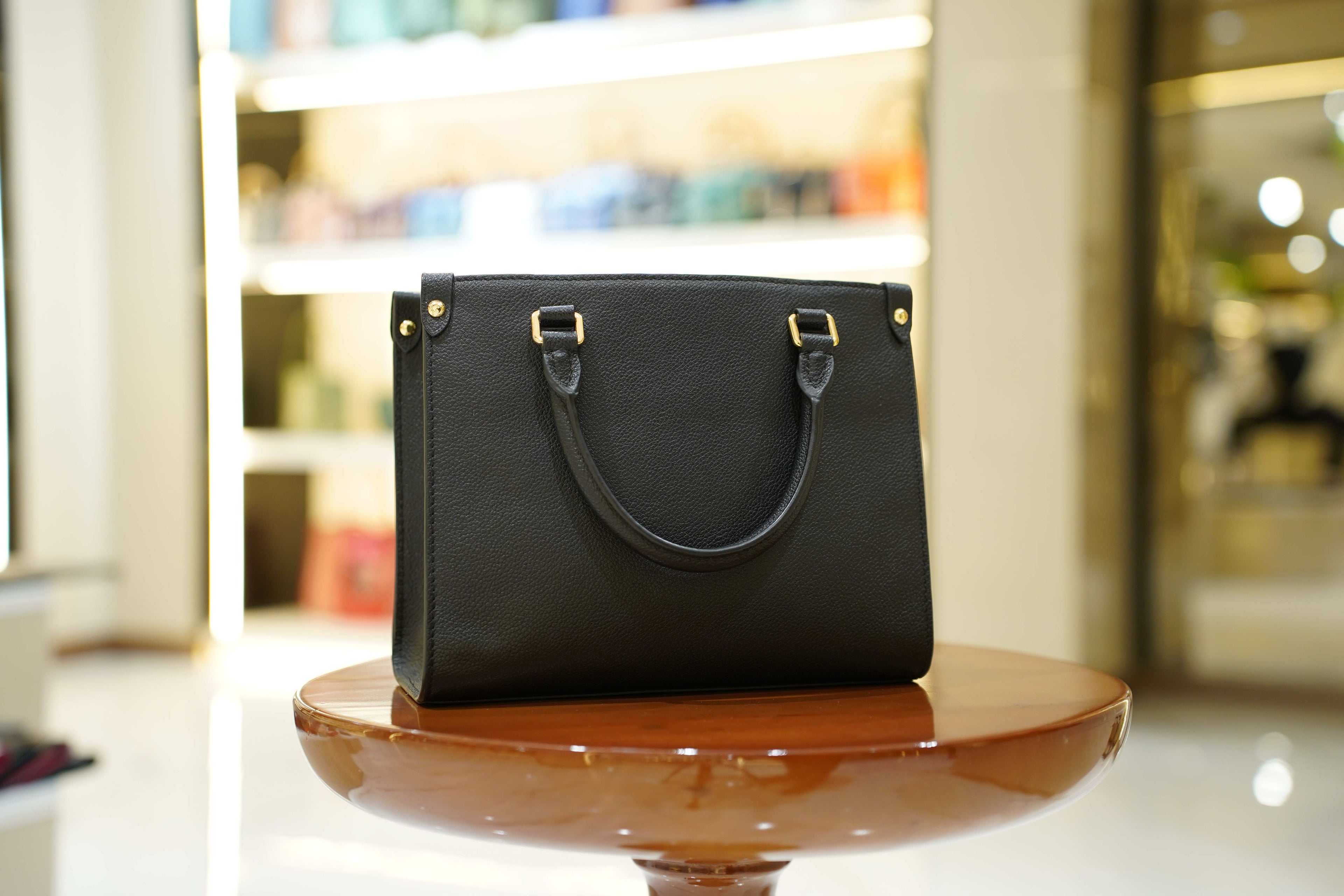 Louis Vuitton | Capucines – Leather – Black – Gold Hardware