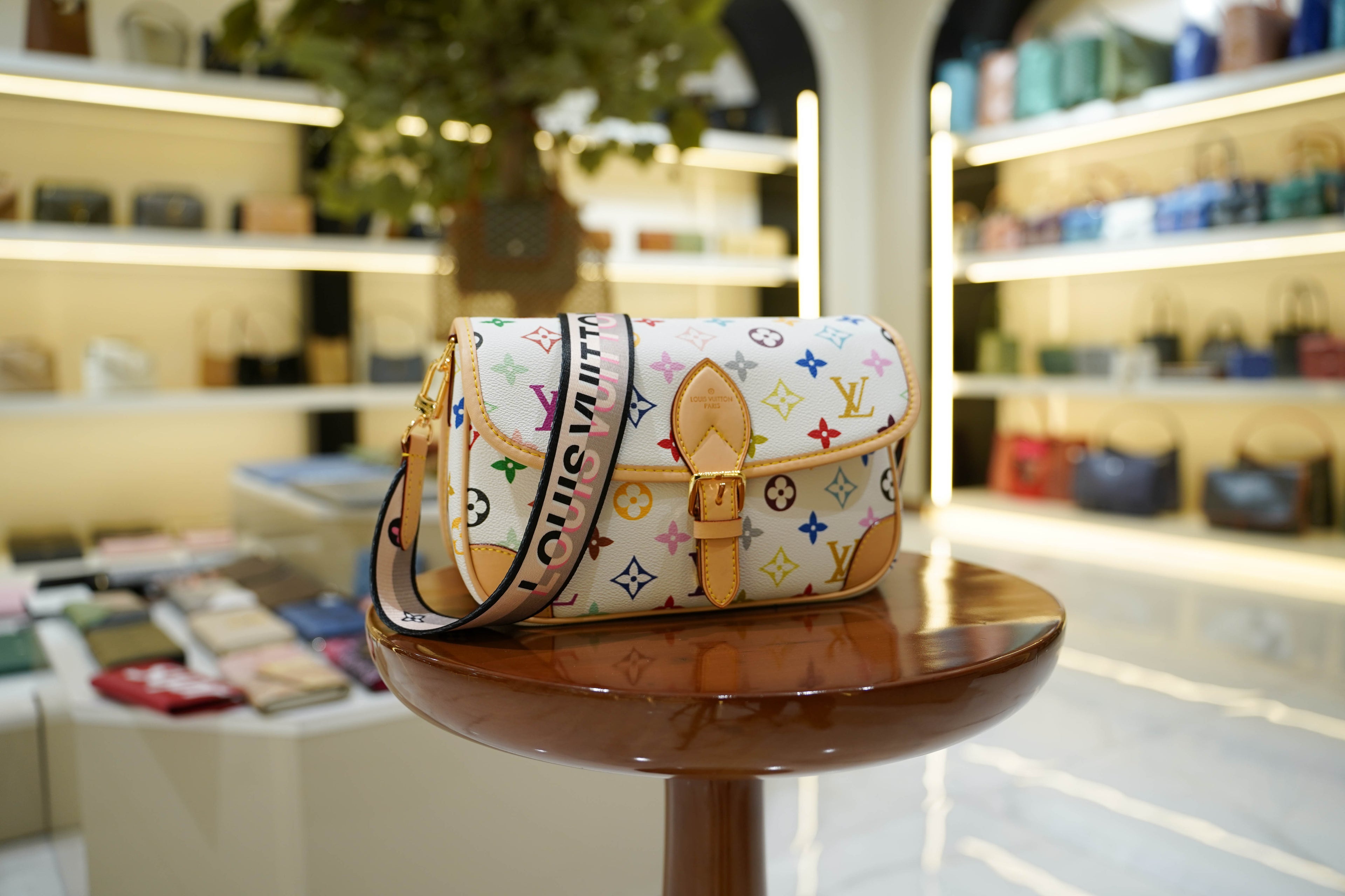 Louis Vuitton | Coussin – Canvas – Multicolor – Gold Hardware