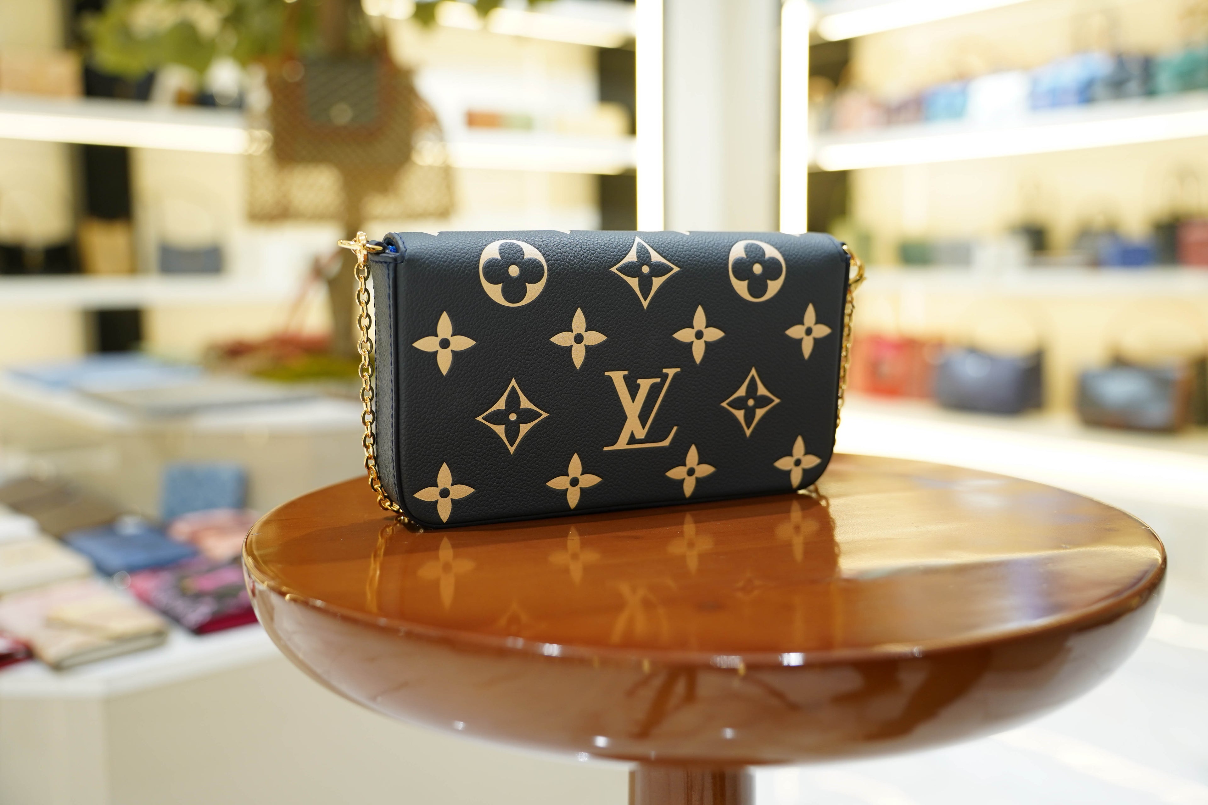 Louis Vuitton | Pochette Metis – Canvas – Navy – Gold Hardware
