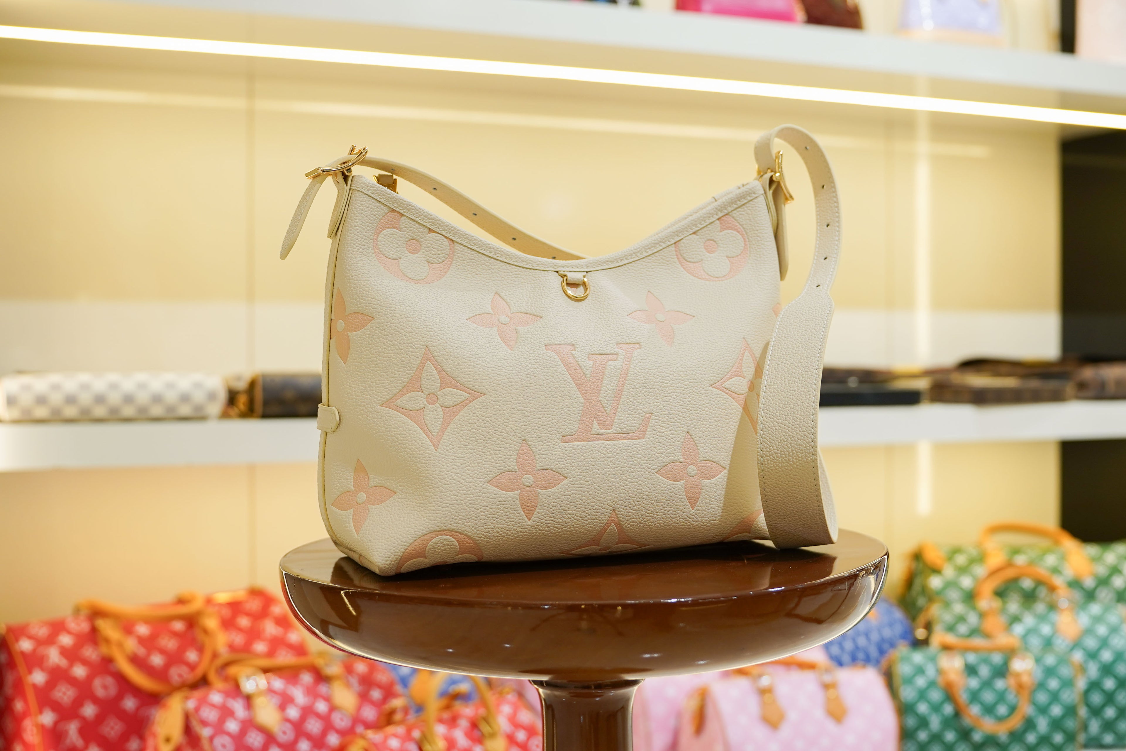 Louis Vuitton | Pochette Metis – Canvas – Cream – Gold Hardware