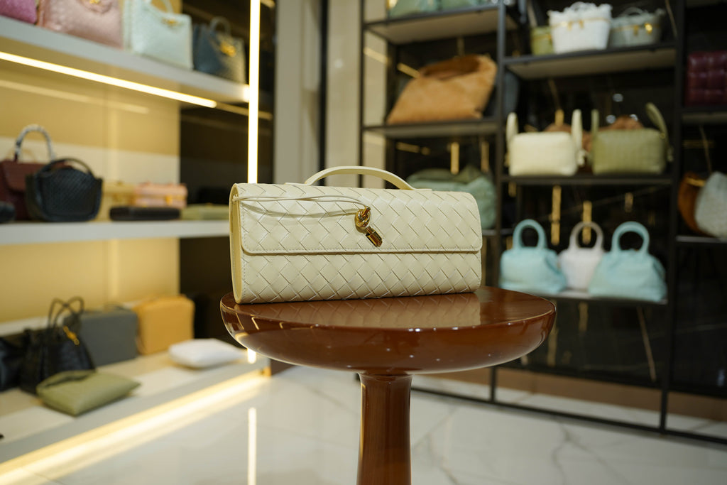 Bottega Veneta | Andiamo Clutch Long – Leather – Cream – Gold Hardware