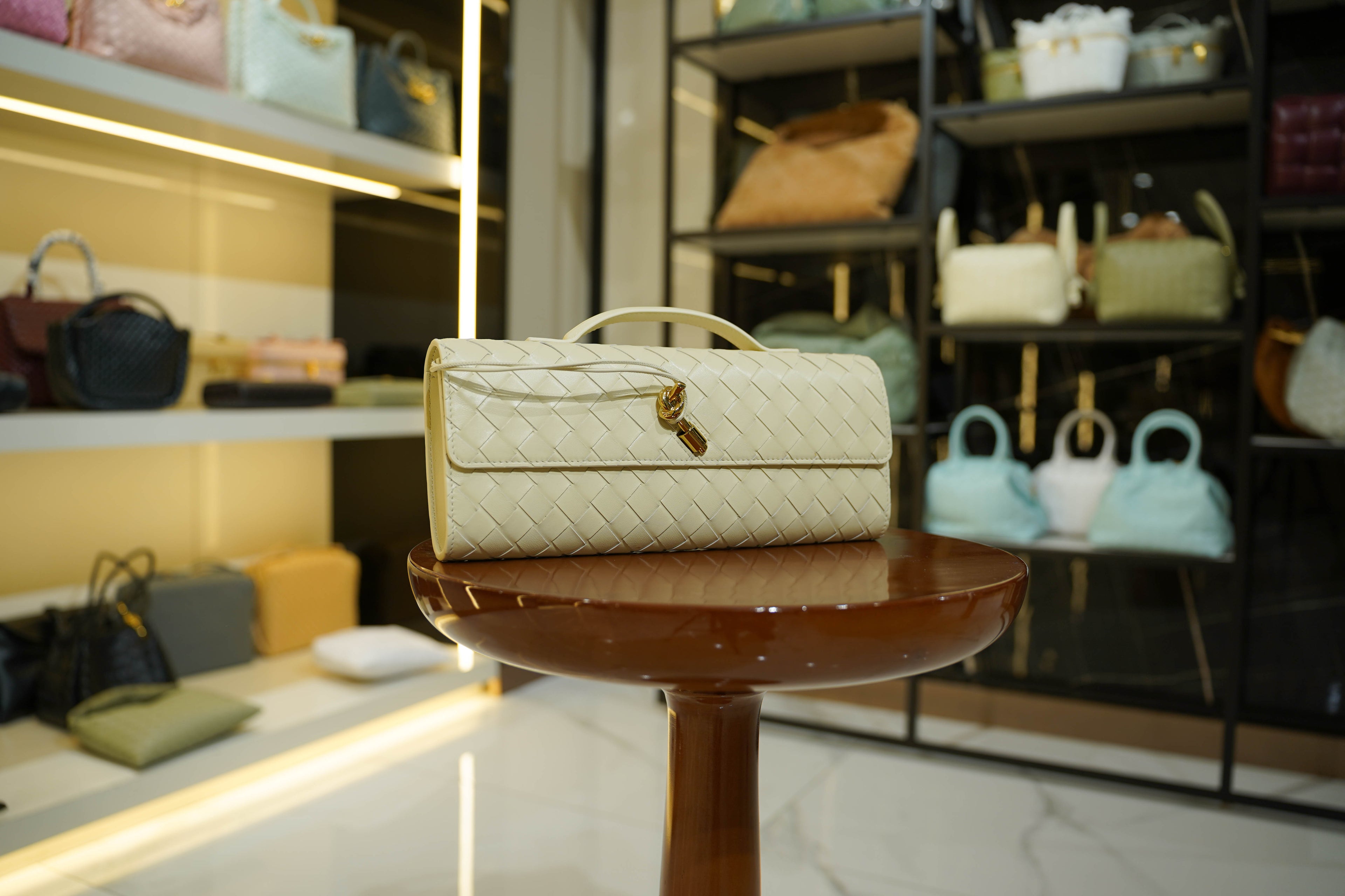 Bottega Veneta | Andiamo Clutch Long – Leather – Cream – Gold Hardware