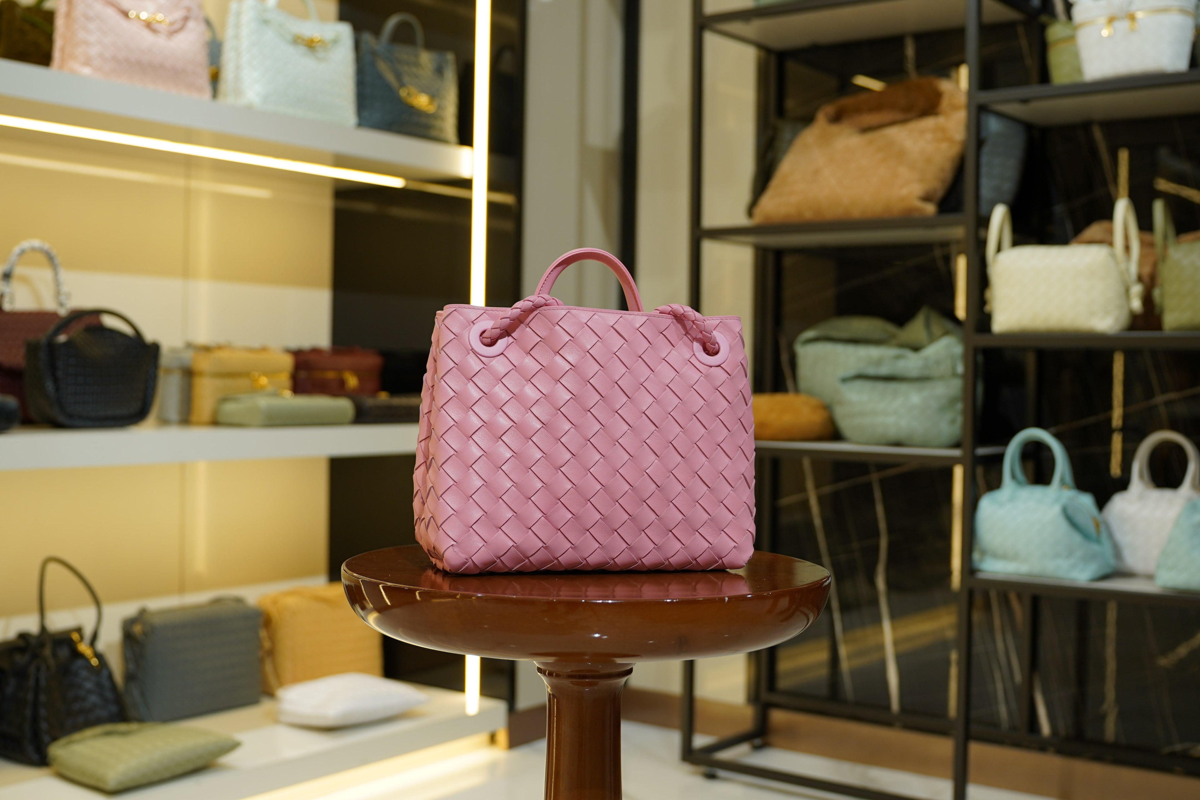 Bottega Veneta | Andiamo – Intrecciato – Rosa – Gold Hardware