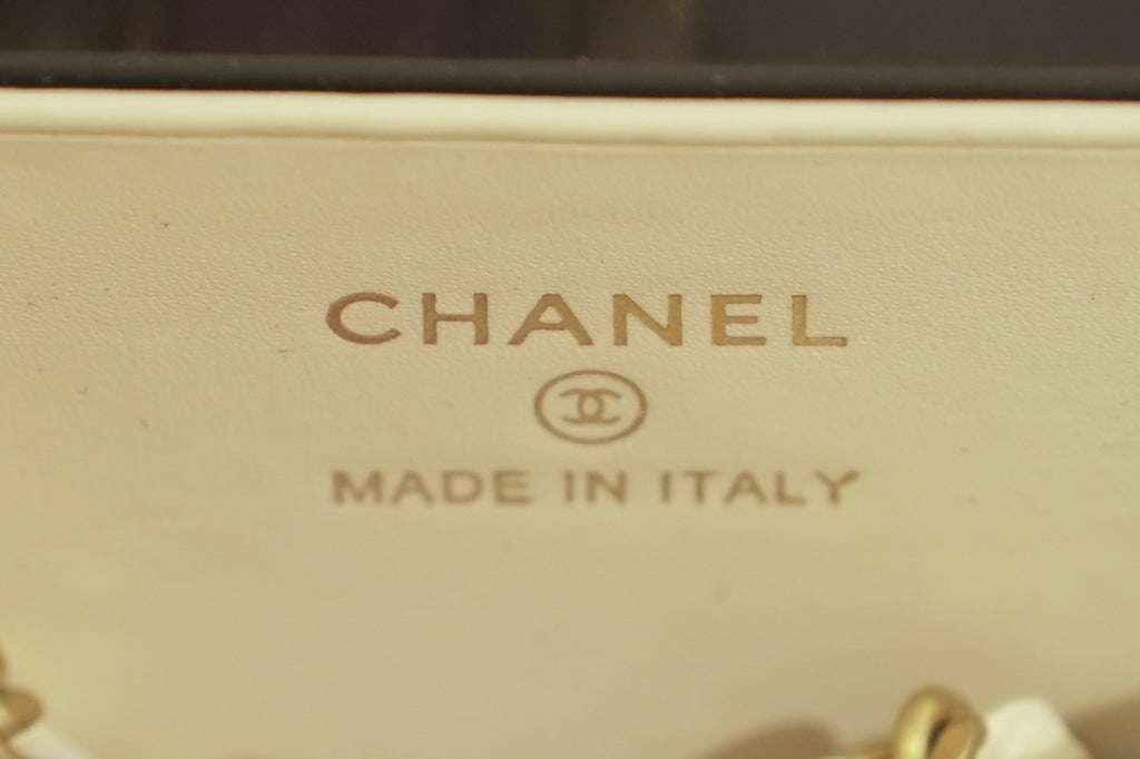 Chanel | Vanity Medium – Caviar Leather – White – Gold Hardware