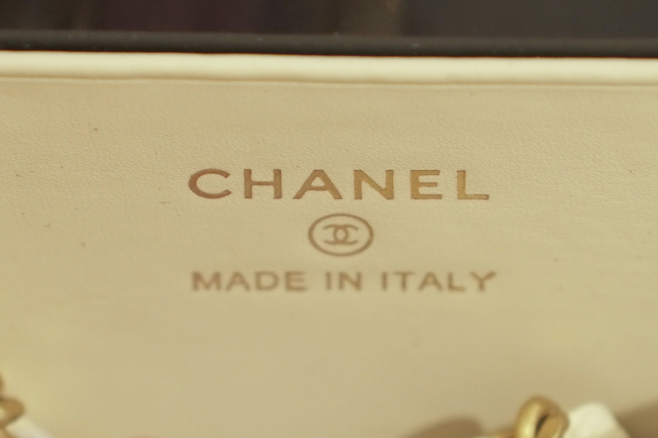 Chanel | Vanity Medium – Caviar Leather – White – Gold Hardware