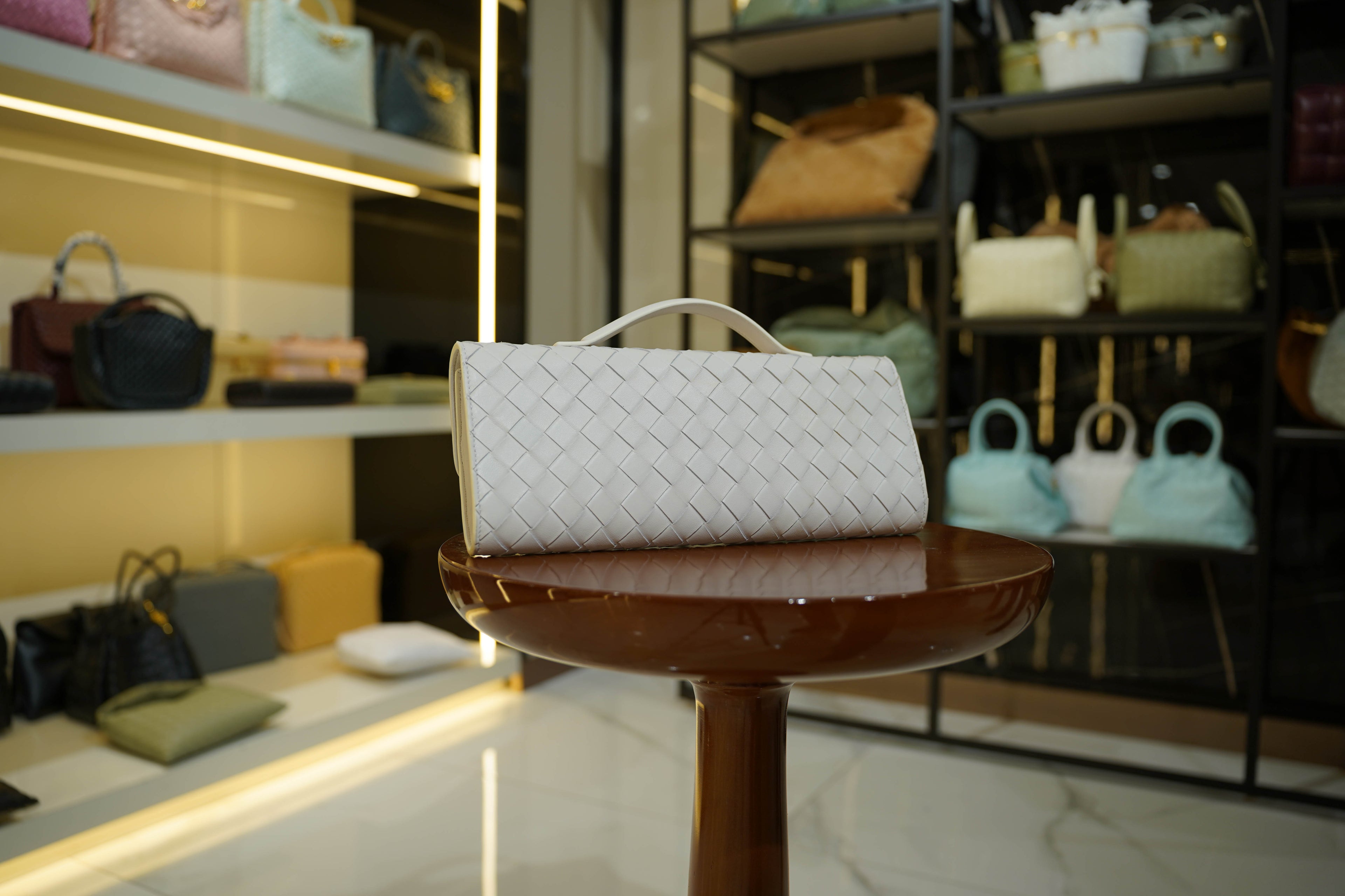 Bottega Veneta | Andiamo Clutch Long – Intrecciato – White – Gold Hardware