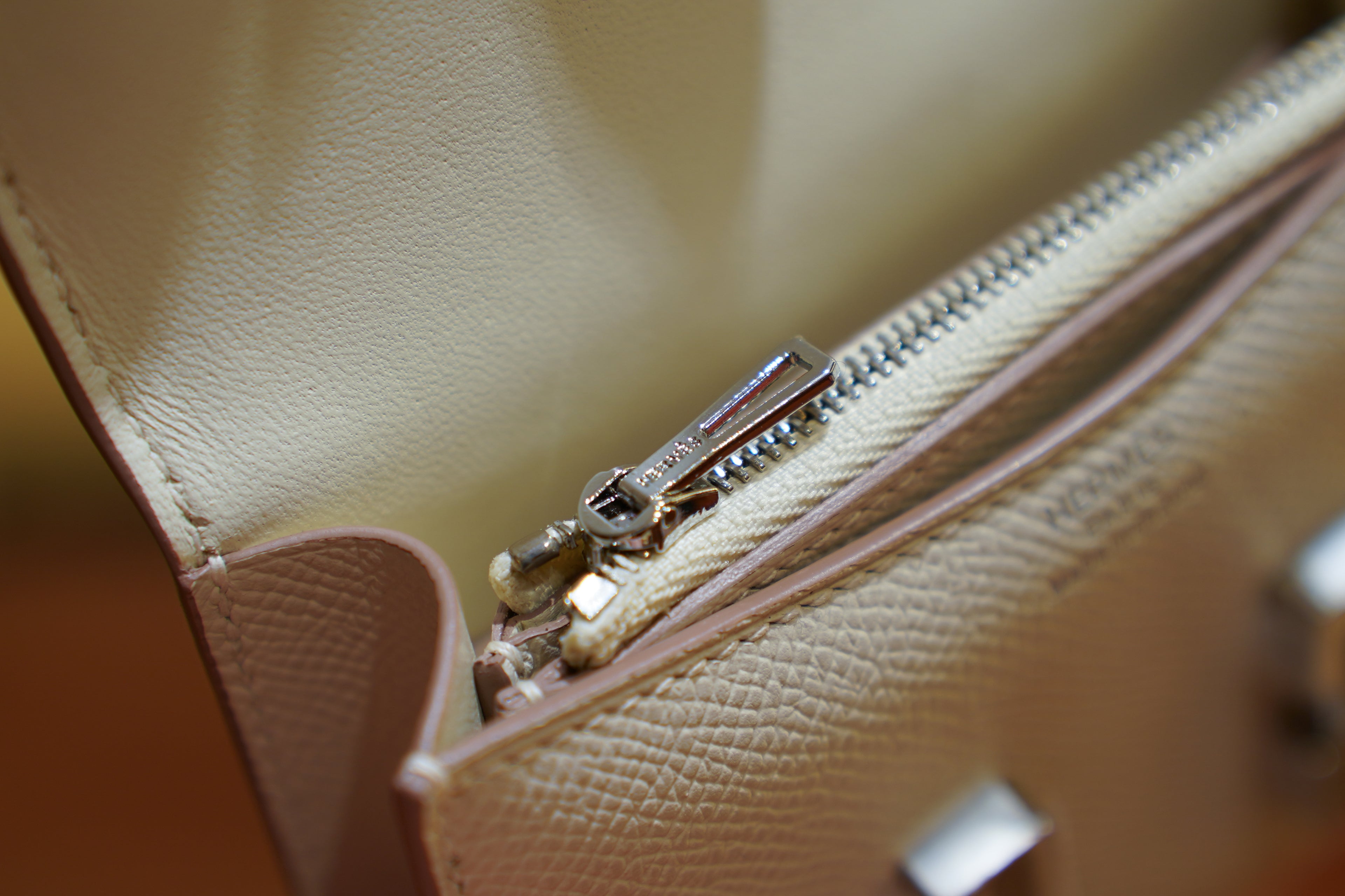 Hermes | Constance Slim Wallet – Epsom – White – Silver Hardware