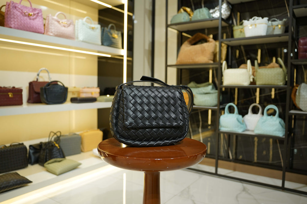 Bottega Veneta | Cobble-Messenger – Leather – Black – Gold Hardware