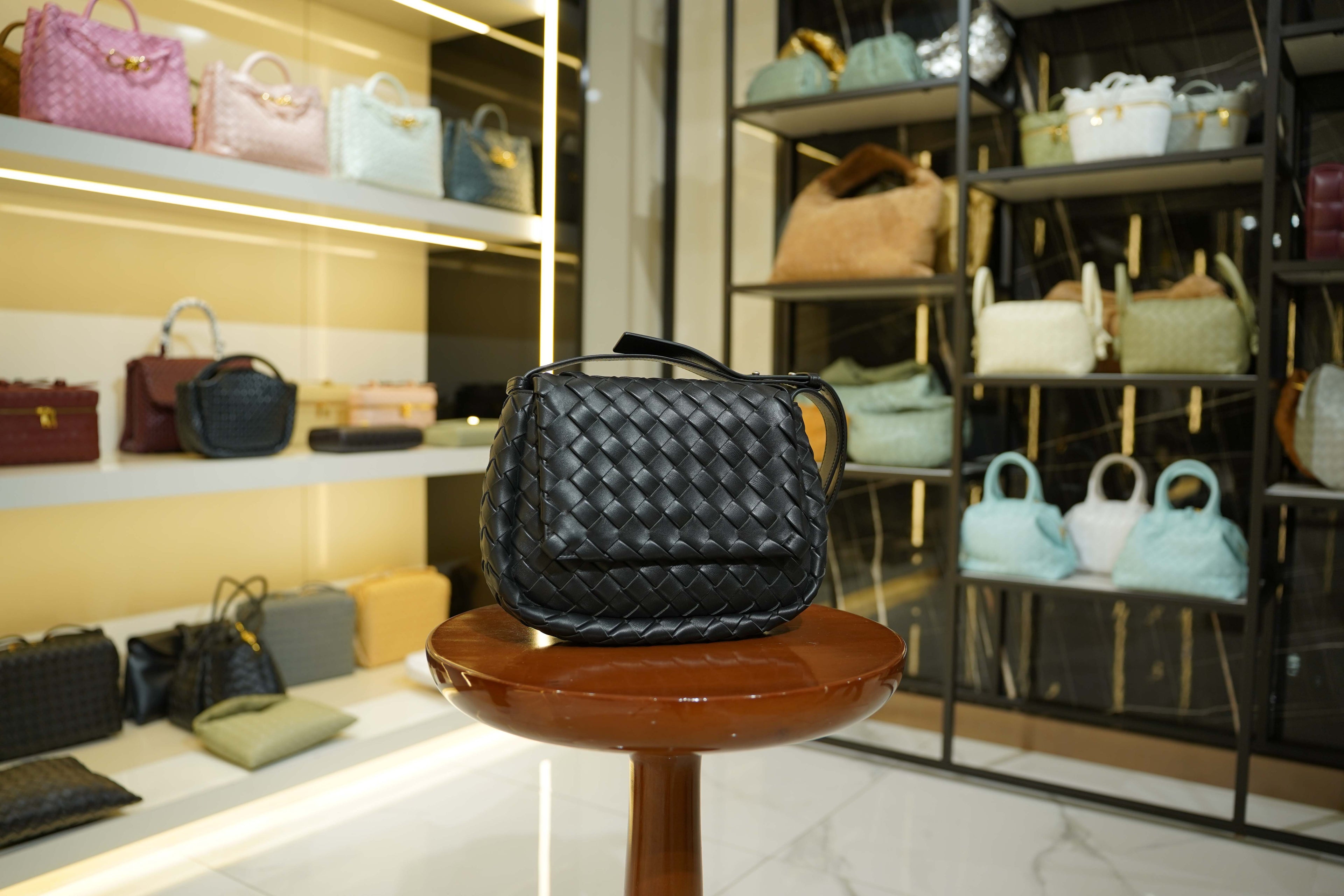 Bottega Veneta | Cobble-Messenger – Leather – Black – Gold Hardware