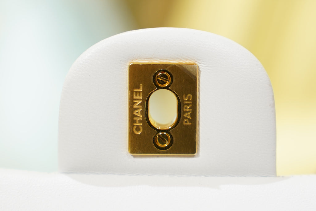 Chanel | Sac Classic Flap – Moyen – Cuir d'agneau – Blanc – Quincaillerie dorée