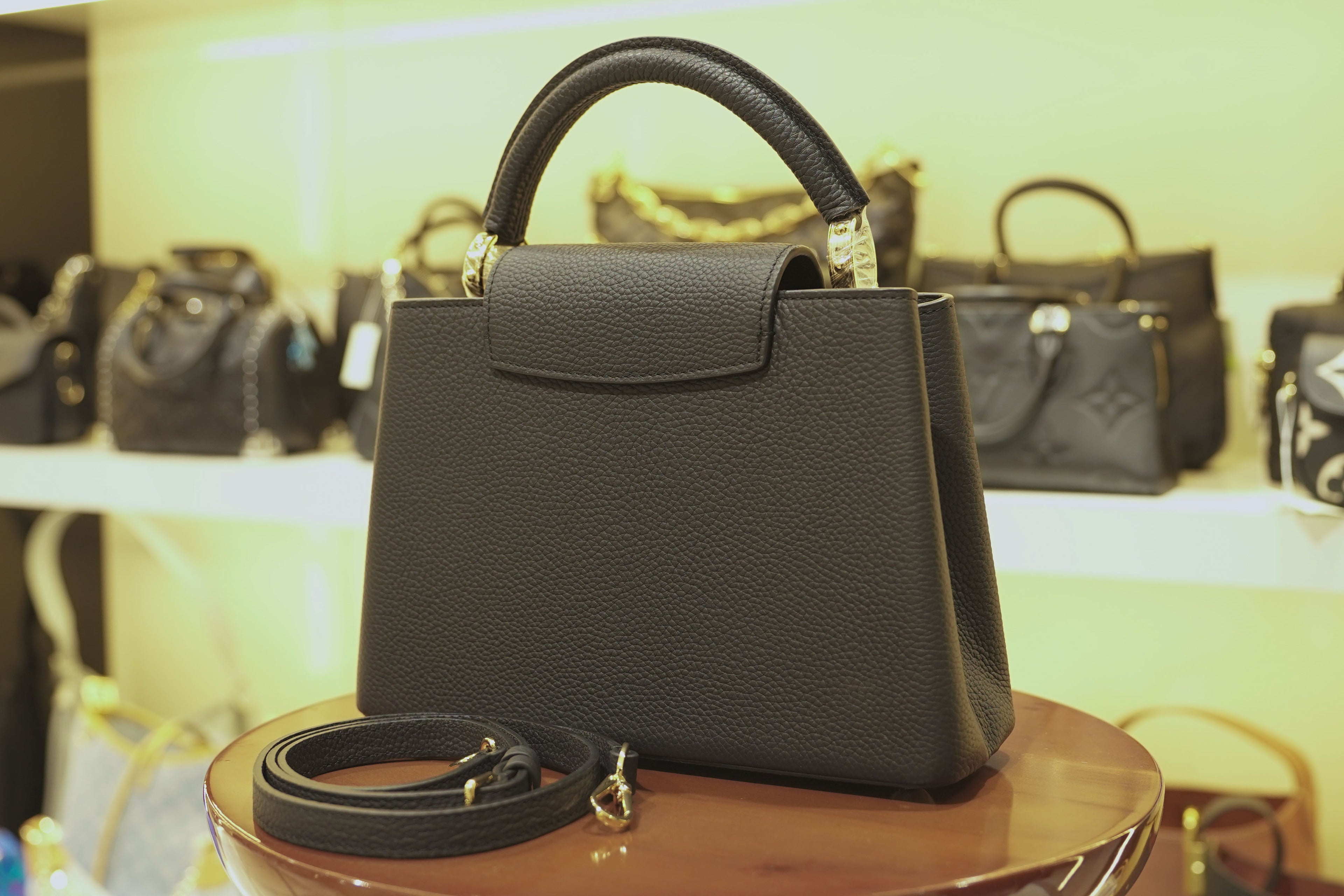 Louis Vuitton | Capucines – Leather – Black – Gold Hardware