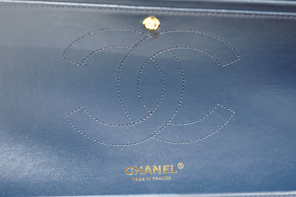 Chanel | Classic Flap Medium – Lambskin Leather – Navy Blue – Gold Hardware