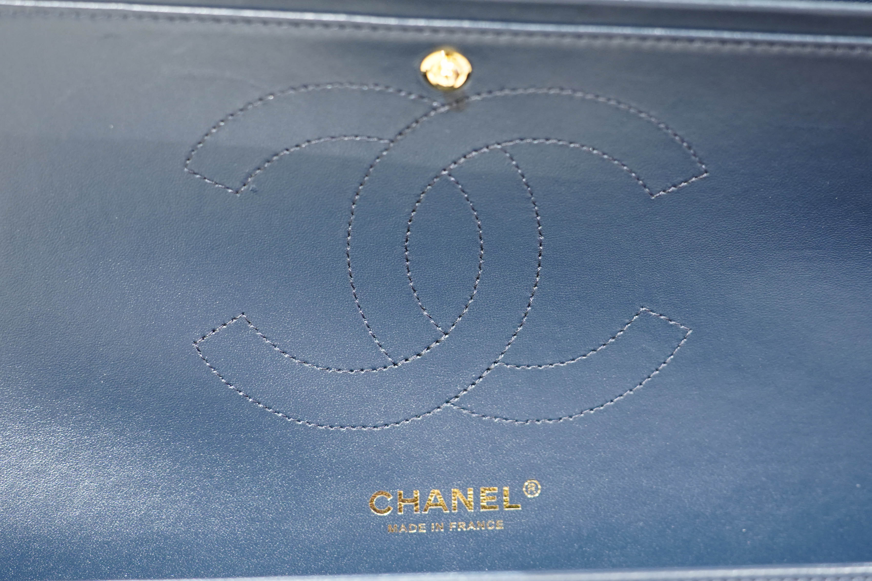 Chanel | Classic Flap Medium – Lambskin Leather – Navy Blue – Gold Hardware
