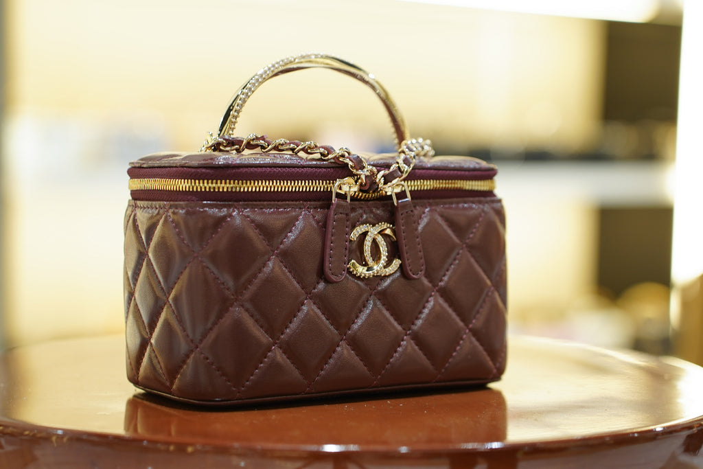 Chanel | Small Vanity Case with Top Handle – Bordeaux Patent Leather – Crystal Gold Hardware