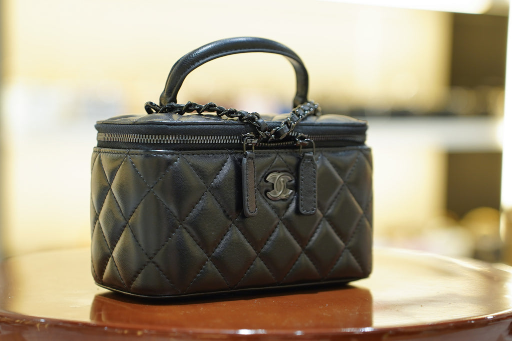 Chanel | Small Vanity Case – Black Lambskin – Matte Black Hardware