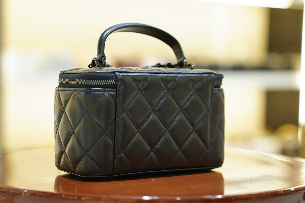 Chanel | Small Vanity Case – Black Lambskin – Matte Black Hardware