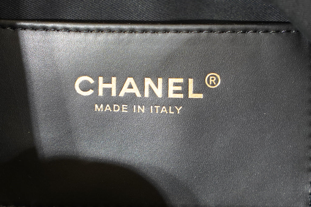 Chanel | 25 Small Handbag – Lambskin Leather – Silver – Gold Hardware