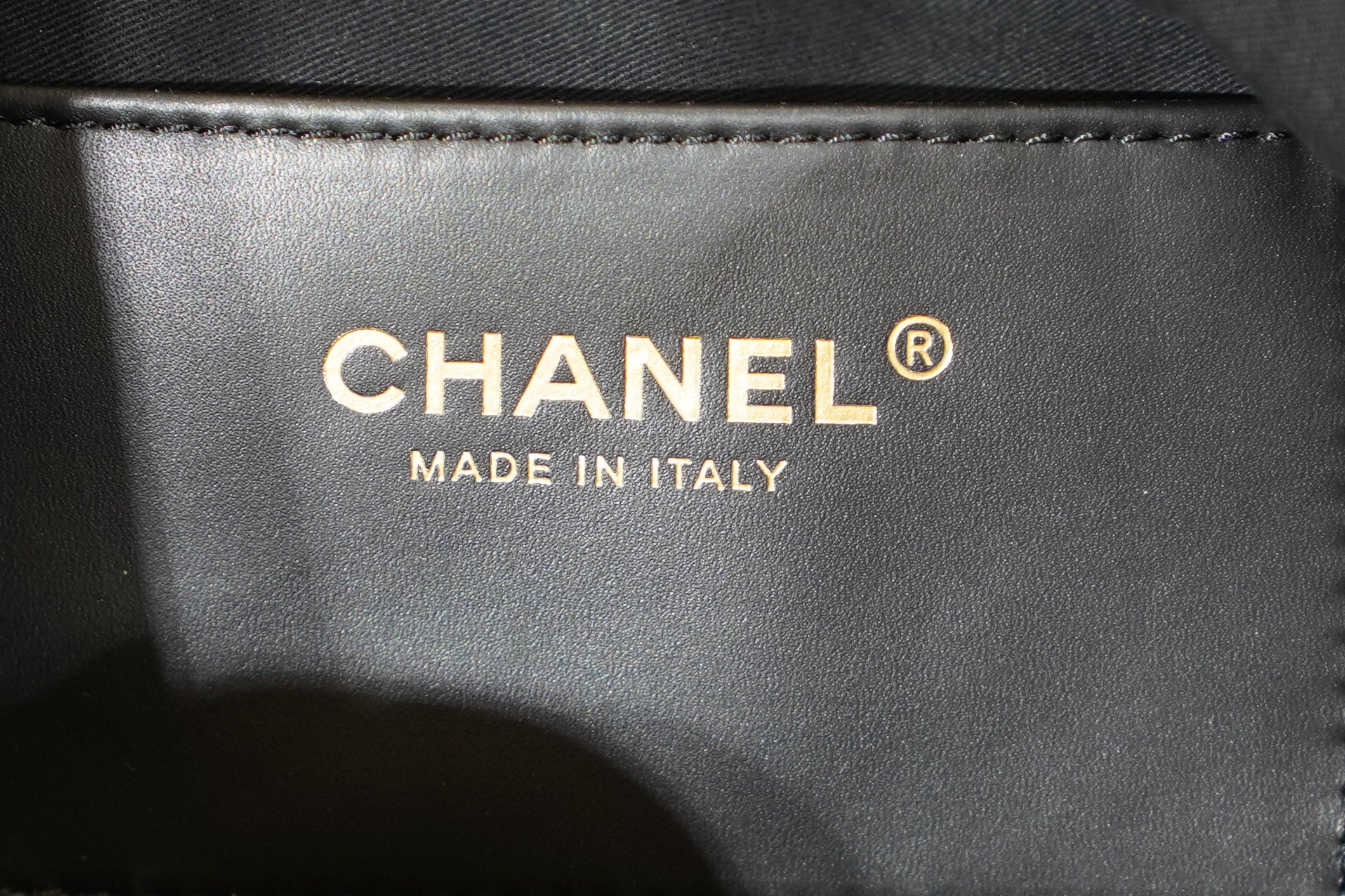 Chanel | 25 Small Handbag – Lambskin Leather – Silver – Gold Hardware