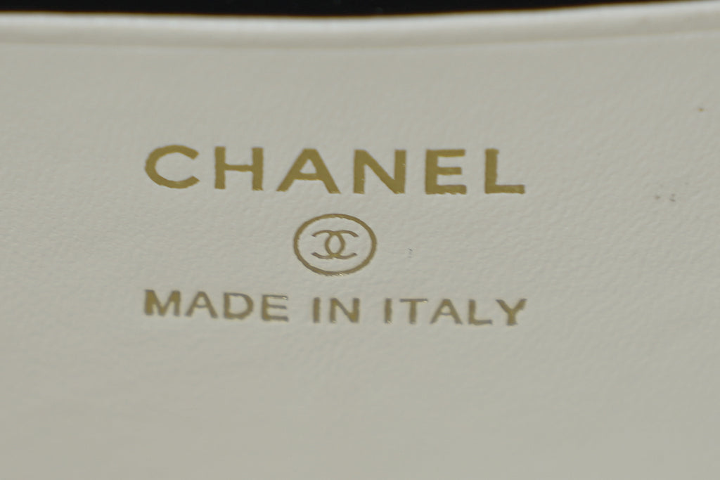 Chanel | Small Vanity Case with Top Handle – White Lambskin – Crystal-Embellished Gold Hardware