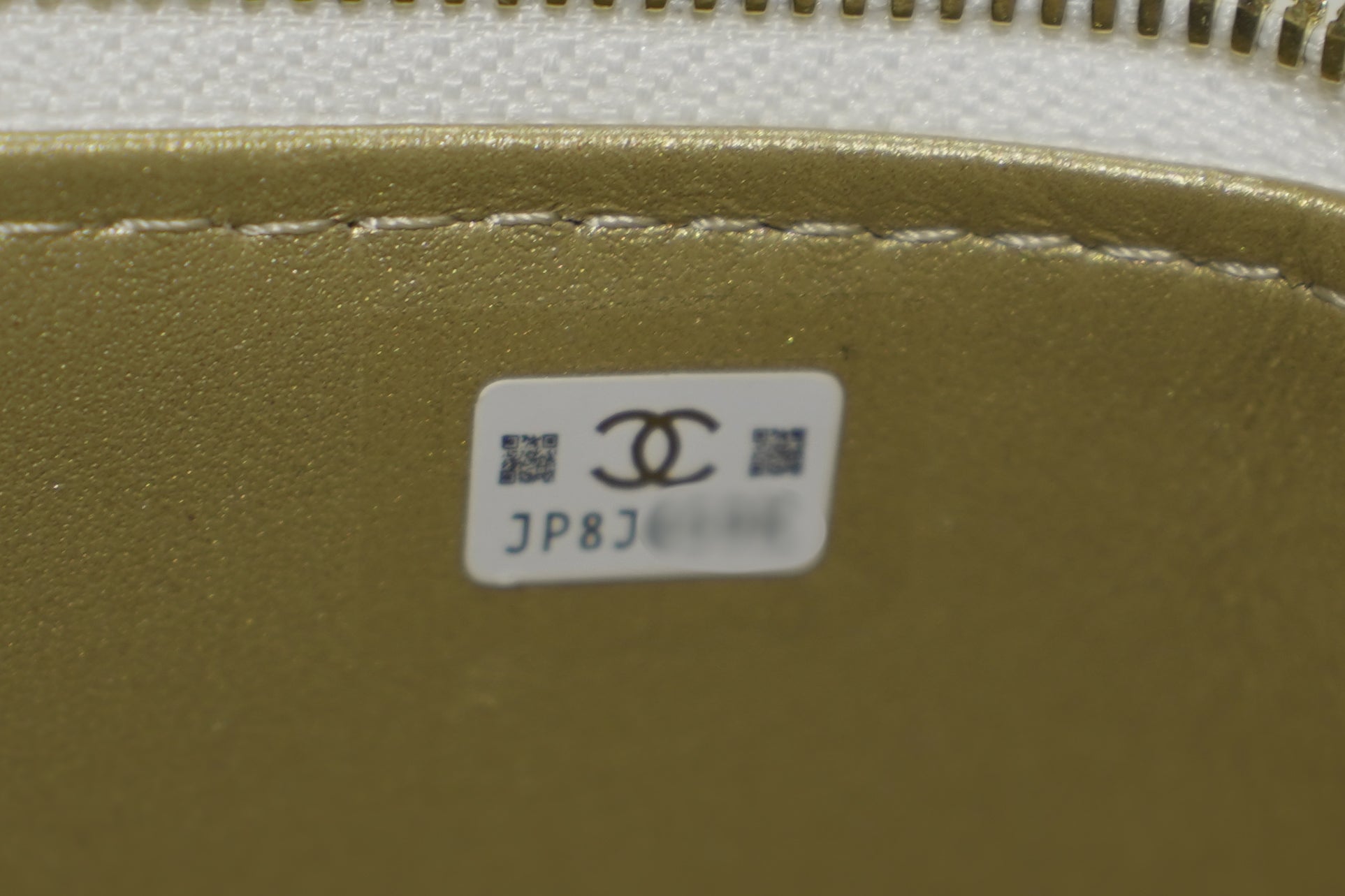 Chanel | Small Vanity Case – White Lambskin – Gold Hardware