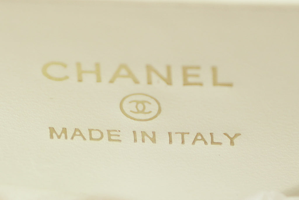 Chanel | Vanity Medium – Leather – White – Gold Hardware