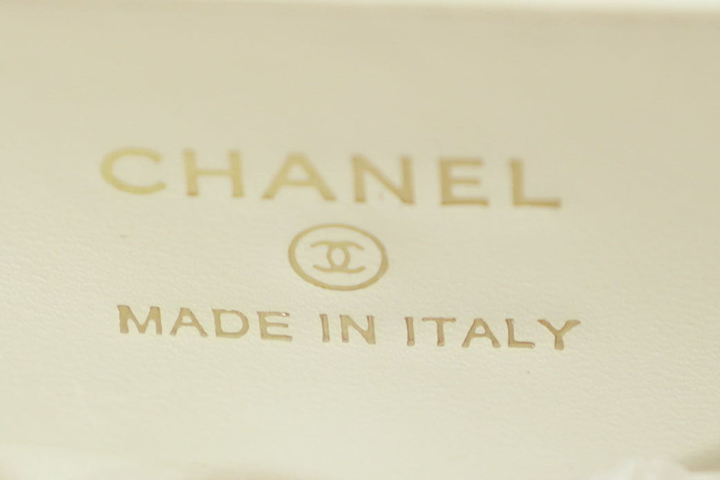 Chanel | Vanity Medium – Leather – White – Gold Hardware