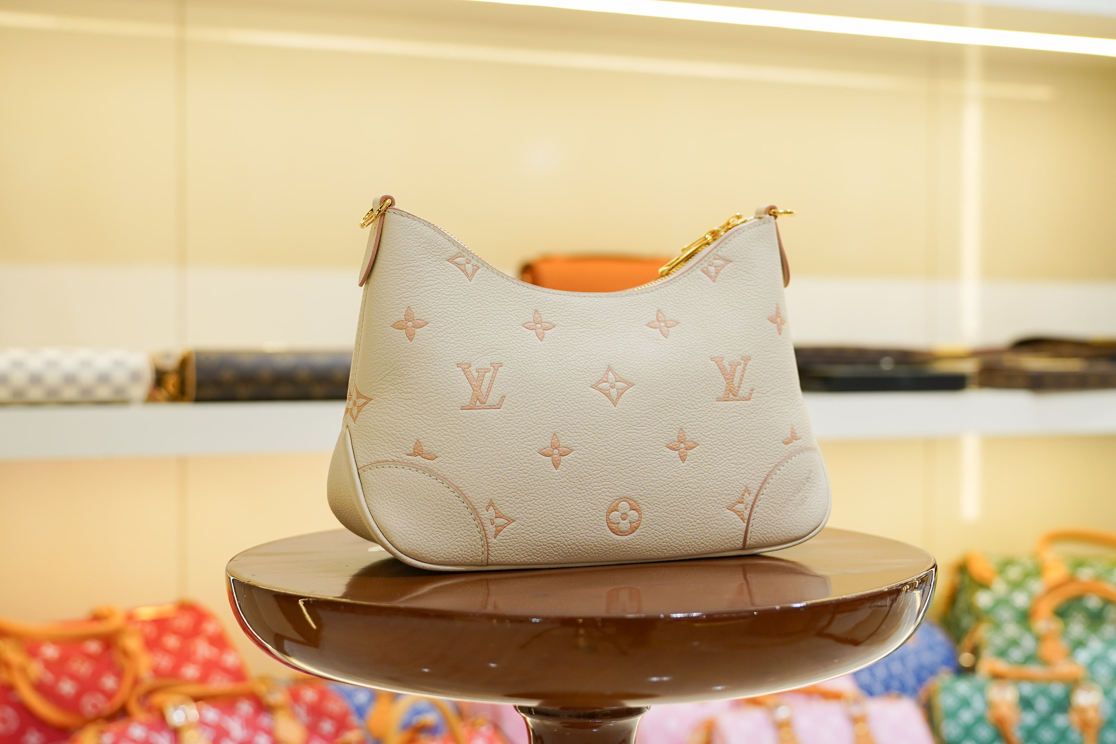 Louis Vuitton | Hobo Bag – Leather – Cream – Gold Hardware